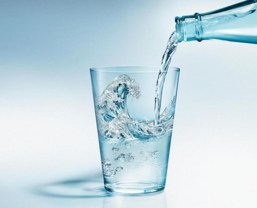 Under dricksdieten måste du dricka mycket rent vatten
