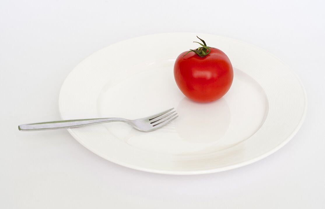 tomat med en gaffel på en tallrik